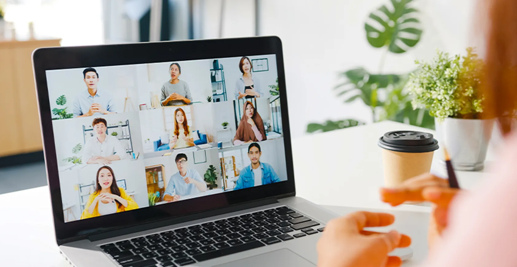 PCでビデオ通話している女性の画像