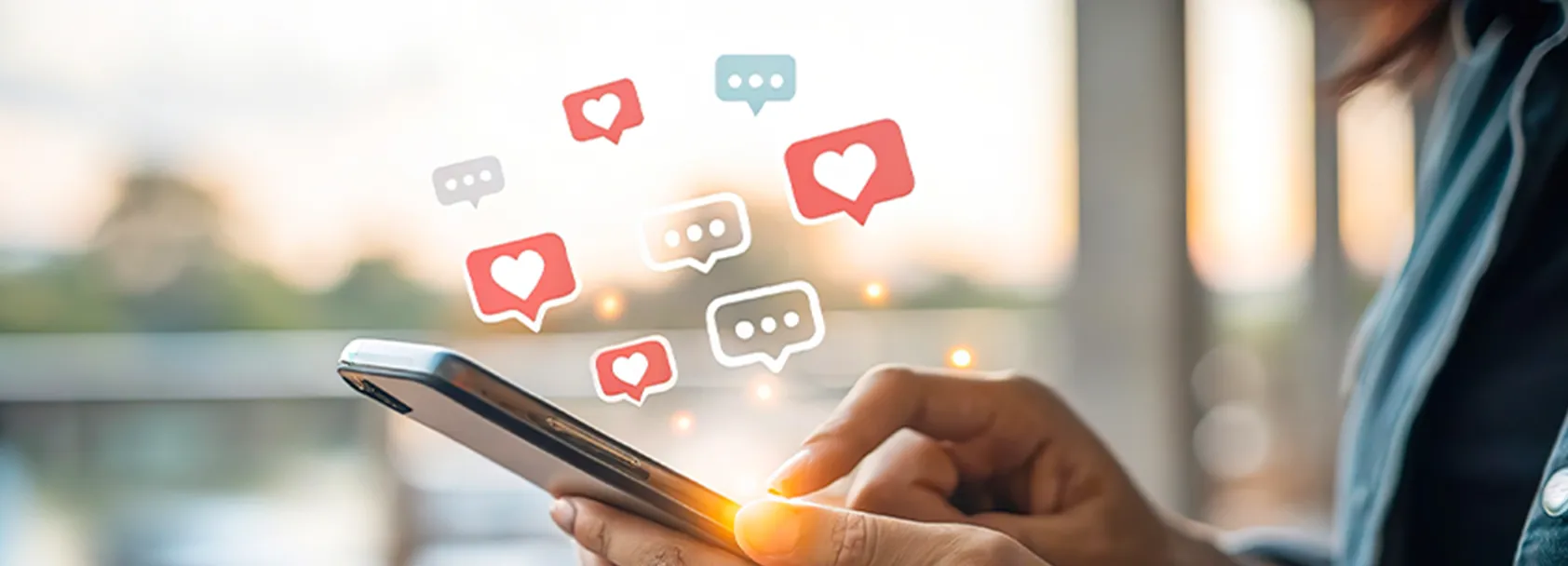 スマホでSNSをしている画像