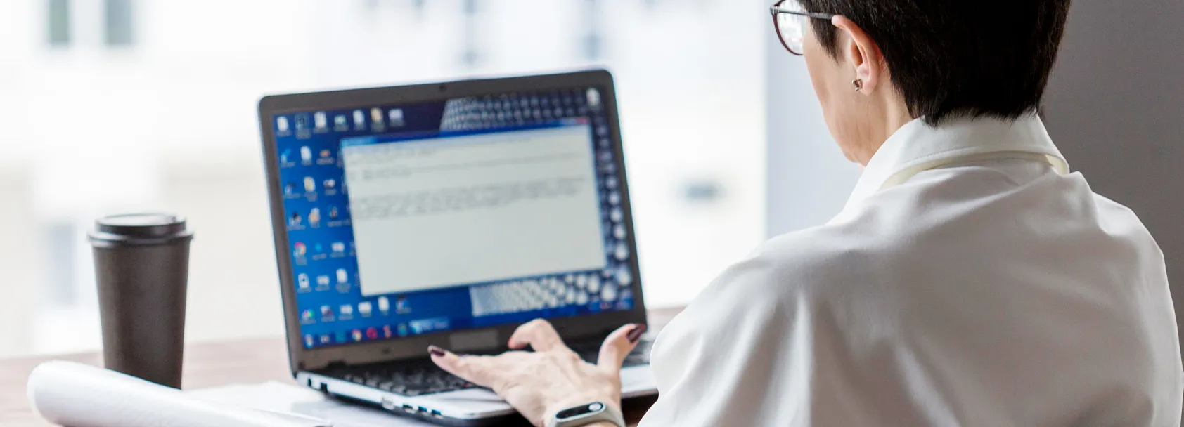 オフィスワークをする人