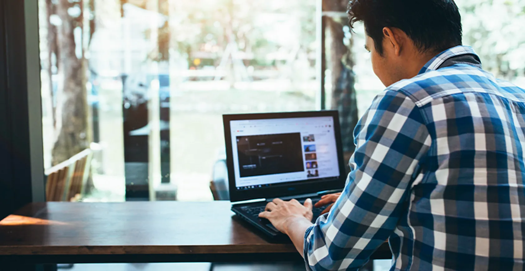 PCで動画を見る男性