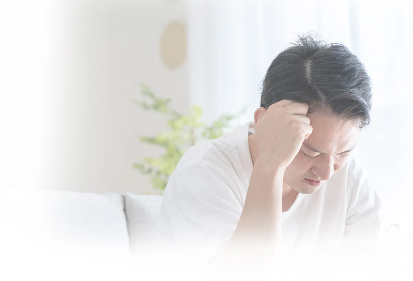 頭を抱えている男性